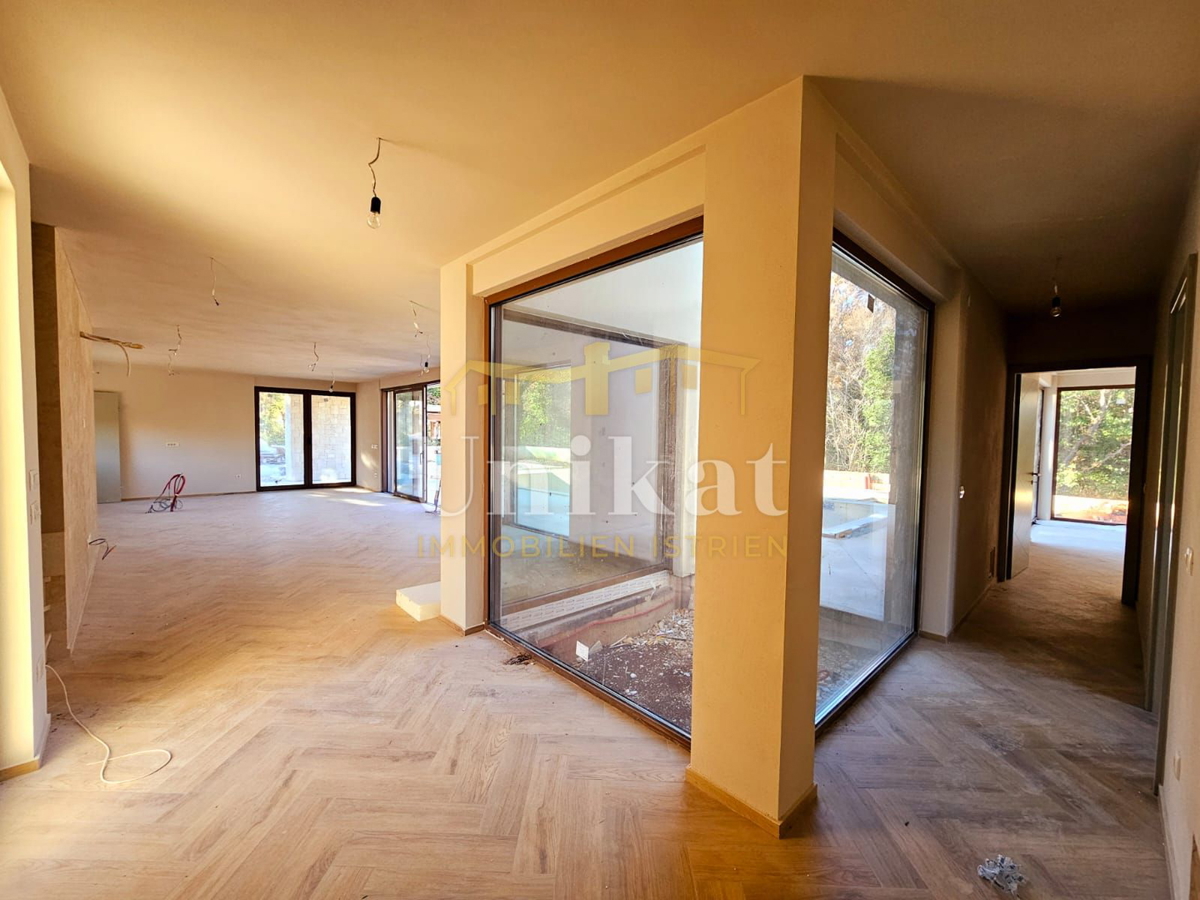 Moderna vrstna hiša s bazenom in pogledom na zelenje, Poreč